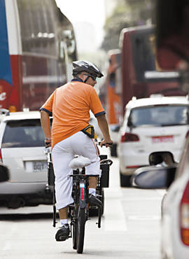 Ciclista trafega na av. Paulista