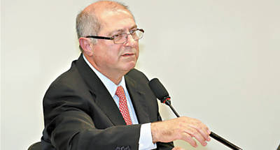 O Ministro da comunicaes, Paulo Bernardo, que discutir metas de qualidade das teles