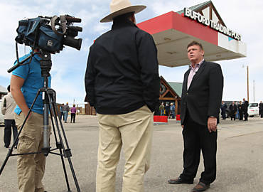 nico morador e 'prefeito' de Buford, Sammons d entrevista em frente a posto de gasolina