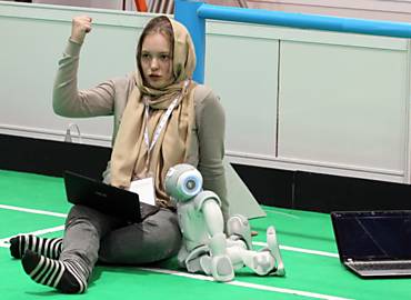 Holandesa torce pelo time de sua universidade em campeonato de inteligncia artificial em Teer que rene 397 equipes