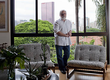 O arquiteto Michel Gorski em seu apartamento em Pinheiros, na zona oeste de SP