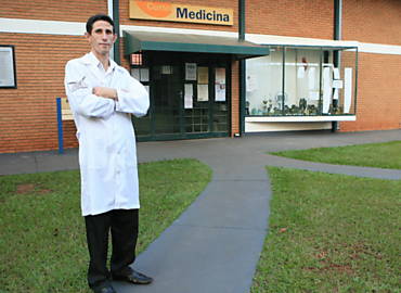 Jos Reinaldo Lopez, em frente ao prdio do curso de medicina, no campus da Unaerp, de Ribeiro Preto