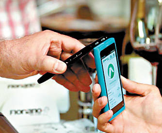 Aplicativo do Pagseguro rodando em dois celulares da Nokia, que tm tecnologia NFC