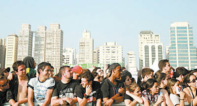 Pblico no gargarejo do palco principal do festival Lollapalooza, que ocorreu no sbado e no domingo em SP