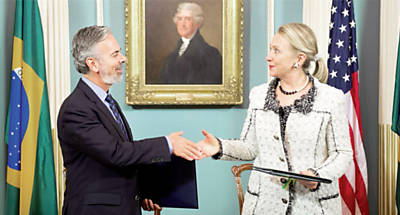 O chanceler brasileiro, Antonio Patriota, e a secretria de Estado dos EUA, Hillary Clinton, no evento em que a abertura dos consulados foi anunciada