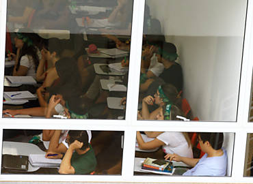 Estudantes novatos do curso de direito da USP assistem aula usando coroas, ontem, no campus de Ribeiro Preto