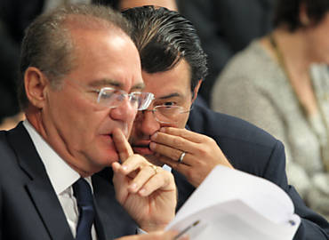 Renan Calheiros (esq.) e Eduardo Braga durante a votao na CCJ