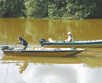 Pescadores, que afirmaram ter autorizao de conduo de barco, no rio Pardo; Marinha apura fraude na emisso de documento