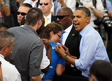 Barack Obama, presidente dos EUA, assina camiseta durante viagem ao Estado da Flrida