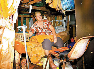A ex-rica Marilda Bertochimora em barraco em um terreno da famlia no Campos Elseos