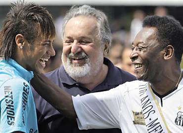 Neymar e Pel se cumprimentam sob o olhar do presidente do Santos, Luis Alvaro, na festa do centenrio do clube