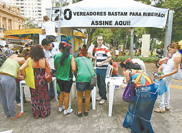 Pessoas assinam, no calado, documento que pede a manuteno de 20 vereadores na eleio deste ano em Ribeiro