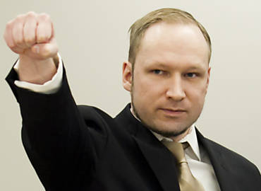 Breivik, que matou 77 na Noruega, faz saudao ao chegar a julgamento em tribunal de Oslo