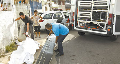 Funcionrios do IML removem corpo de mulher encontrada morta dentro de seu prprio carro em Pirituba (zona norte)