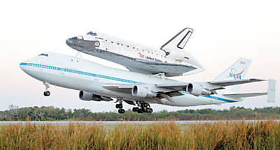 Encarapitado nas costas de um Boeing 747 modificado, o Discovery parte do Centro Espacial Kennedy, na Flrida
