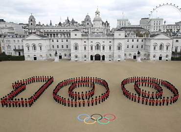 Jogos de Londres marcam os cem dias restantes para o evento com 260 guardas formando o nmero na Horse Guards Parade, local onde h a troca da guarda montada e que sediar as disputas de vlei de praia