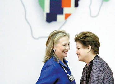 A secretria de Estado dos EUA, Hillary Clinton, e a presidente Dilma conversam em Braslia