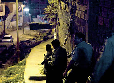 Policial patrulha favela do Petare, no leste de Caracas, a maior do pas; violncia  um dos temas principais da eleio
