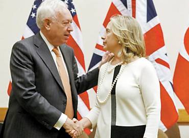 A secretria de Estado Hillary Clinton cumprimenta o chanceler espanhol, Jos Manuel Garca-Margallo, em Bruxelas