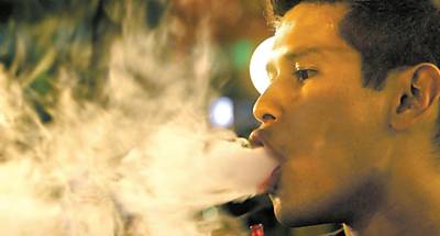 O estudante Murilo Mukai, 22, exala fumaa com sabor em encontro de usurios de narguil na zona sul de So Paulo