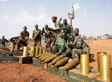 Soldados sudaneses posam ao lado de morteiros disparados pelas foras do Sudo do Sul, na regio petrolfera de Heglig