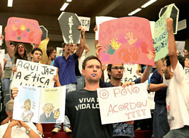 Manifestantes durante protesto realizado ontem na Cmara de Ribeiro contra o aumento salarial dos vereadores
