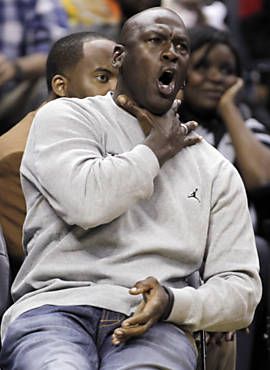 Jordan assiste a uma das 57 derrotas dos Bobcats na temporada 11/12 da NBA