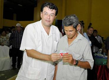 Eduardo Braga, senador, entrega carto a desabrigado no AM