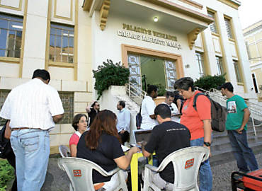 Integrantes do movimento contra o reajuste nos salrios dos parlamentares coletam assinaturas em frente  Cmara