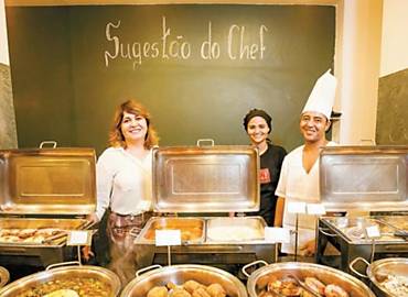 A pequena empresria Shirley Barroso em seu restaurante em Belo Horizonte (MG); ela tomou emprstimo em banco pblico com taxas reduzidas