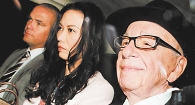 Rupert Murdoch, com a mulher e o filho Lachlan, deixa sua casa para depor em Londres