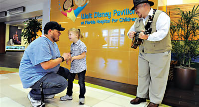 Um hospital infantil da Flrida consultou a Disney e contratou um tocador de ukulel