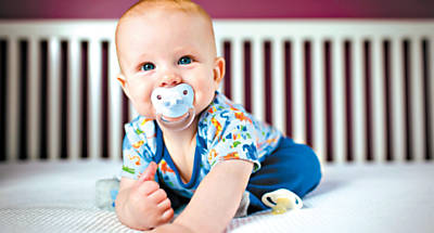 O beb Henrique Preuss Siqueira Batista, de seis meses, usa chupeta desde que completou um ms