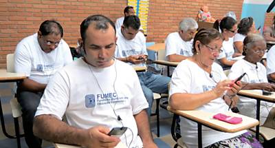 Jovens e adultos usam celulares com aplicativo de alfabetizao na escola municipal Jorge Leme, em Campinas, uma das cidades que testa o programa