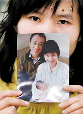 Zeng Jinyan com foto do marido, Hu Jia, detido anteontem