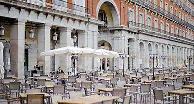 Restaurante na praa Mayor, no centro de Madri, com apenas dois clientes; crise continua a se agravar no pas ibrico