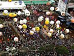Trabalhadores comemoram Primeiro de Maio na praça Campo de Bagatelle, zona norte de São Paulo, promovido pela Força Sindical 