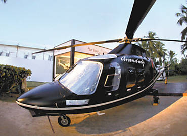 Helicptero de US$ 7,8 milhes em exposio em Comandatuba; no destaque, Hebe, Joo e Bia Doria