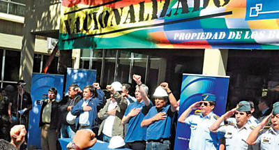 O presidente da Bolvia, Evo Morales (de capacete branco e camiseta azul), no ato em que o Exrcito tomou a empresa