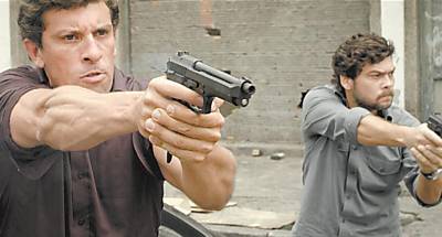 Milhem Cortaz e Claudio Gabriel em cena do seriado "Fora de Controle"
