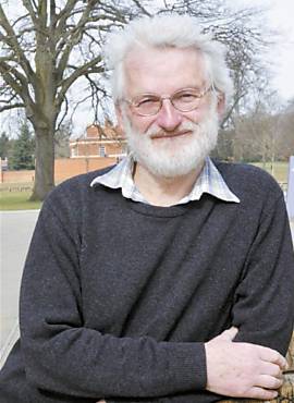 O bilogo britnico John Sulston no Wellcome Trust Sanger Institute, em Cambridge, no Reino Unido