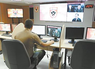 Operador realiza testes no Centro de Conscincia Situacional, a "sala de crise" do CDCiber