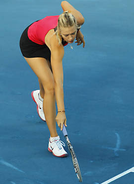 Maria Sharapova na vitria sobre Irina Begu (6/0 e 6/3) em Madri. Pela primeira vez o torneio usa o saibro azul, cor do principal patrocinador do evento