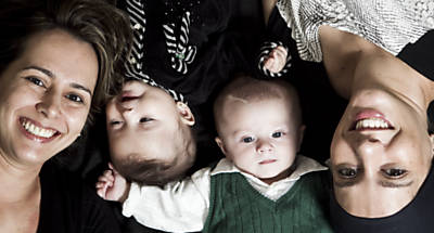 A pediatra Luciana Avelar e sua parceira, a musicista Thas Flix, mes de Laura e Lucca, de cinco meses