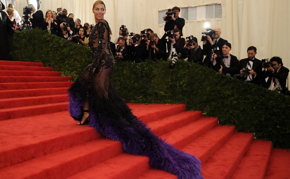 Cantora Beyoncé posa para fotógrafos no tapete vermelho do Met Gala 2012 em Nova York; Escolha o visual mais bizarro da festa