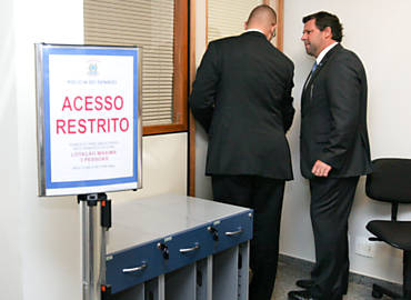 Deputado Carlos Sampaio chega  sala onde so guardados documentos secretos de CPI