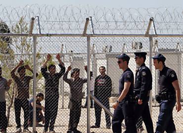 Imigrantes ilegais no centro de deteno recentemente inaugurado em Amygdaleza, Grcia