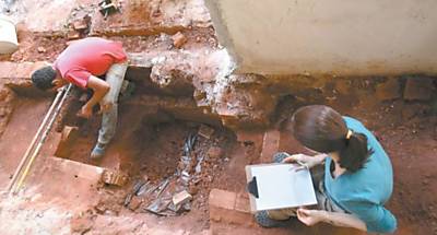 Pesquisadores trabalham em escavao realizada na escola estadual Antnio Joaquim de Carvalho, em Araraquara