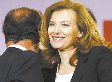 Valrie Trierweiler e o marido Franois Hollande (de costas) durante celebrao em Paris