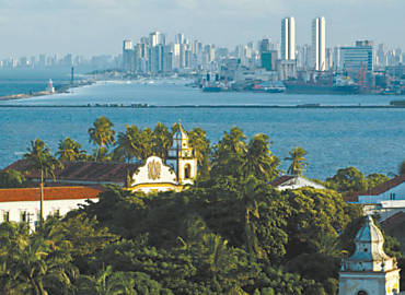 Baslica de So Bento, em Olinda, e, ao fundo, Recife, vistos do Alto da S